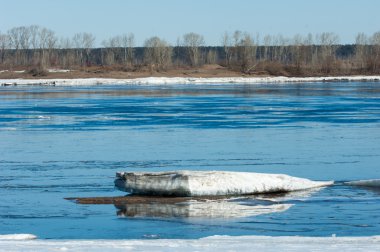 Nehir ile kırık buz buz Tepecik bahar Nehri üzerinde. manzara yakın çekim buz drift güneşli bir bahar Nehri üzerinde