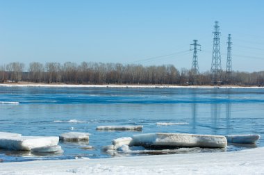 Nehir ile kırık buz enerji ayağı. buz Tepecik bahar Nehri üzerinde. manzara yakın çekim buz drift güneşli bir bahar Nehri üzerinde