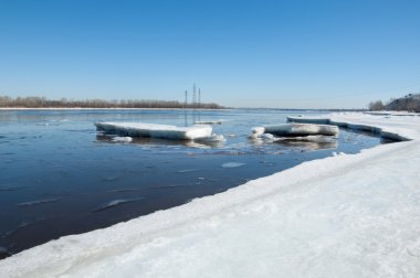 Nehir ile kırık buz buz Tepecik bahar Nehri üzerinde.
