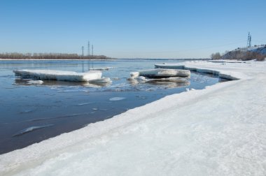 Nehir ile kırık buz enerji ayağı. buz Tepecik bahar Nehri üzerinde. manzara yakın çekim buz drift güneşli bir bahar Nehri üzerinde