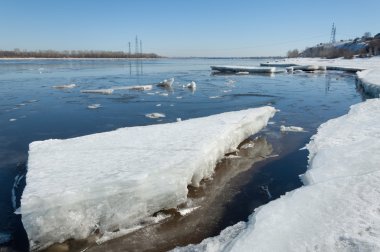 Nehir ile kırık Ice.energy sütunlar. buz Tepecik Nehri üzerinde