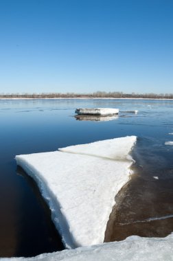 Nehir ile kırık Ice.energy sütunlar. buz Tepecik Nehri üzerinde