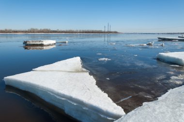 Nehir ile kırık Ice.energy sütunlar. buz Tepecik Nehri üzerinde