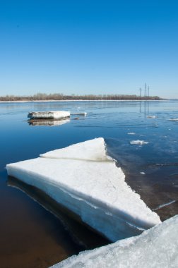 Nehir ile kırık buz enerji ayağı. buz Tepecik bahar Nehri üzerinde. manzara yakın çekim buz drift güneşli bir bahar Nehri üzerinde