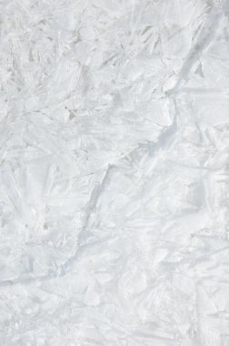 Nehrin üzerinde erken ilkbaharda buz