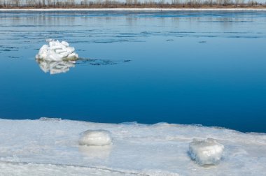 Nehir ile kırık buz buz Tepecik bahar Nehri üzerinde. manzara yakın çekim buz drift güneşli bir bahar Nehri üzerinde