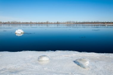 Bahar sel, buzlu su, erken Bahar Nehri üzerinde. Rusya Tataristan Kama Nehri erken Bahar