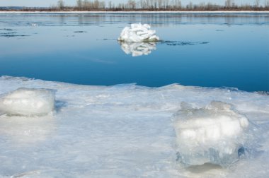 Bahar sel, buzlu su, erken Bahar Nehri üzerinde. Rusya Tataristan Kama Nehri erken Bahar