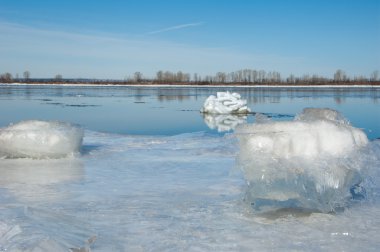 Bahar sel, buzlu su, erken Bahar Nehri üzerinde. Rusya Tataristan Kama Nehri erken Bahar