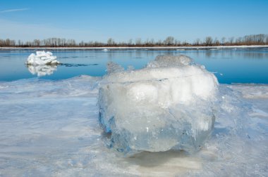 Bahar sel, buzlu su, erken Bahar Nehri üzerinde. Rusya Tataristan Kama Nehri erken Bahar