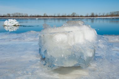 Bahar sel, buzlu su, erken Bahar Nehri üzerinde. Rusya Tataristan Kama Nehri erken Bahar