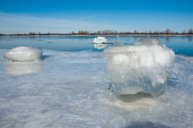 Bahar sel, buzlu su, erken Bahar Nehri üzerinde. Rusya Tataristan Kama Nehri erken Bahar