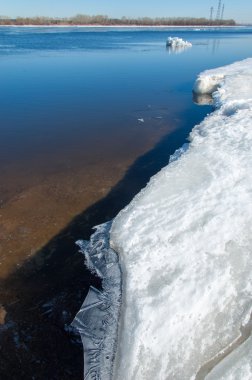 Bahar sel, buzlu su, erken Bahar Nehri üzerinde. Rusya Tataristan Kama Nehri erken Bahar