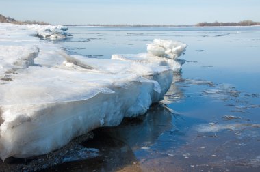 Bahar sel, buzlu su, erken Bahar Nehri üzerinde. Rusya Tataristan Kama Nehri erken Bahar