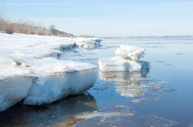 Bahar sel, buzlu su, erken Bahar Nehri üzerinde. Rusya Tataristan Kama Nehri erken Bahar