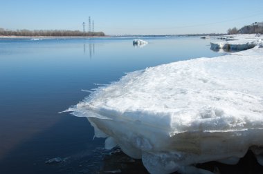 Bahar sel, buzlu su, erken Bahar Nehri üzerinde. Rusya Tataristan Kama Nehri erken Bahar