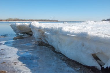 Bahar sel, buzlu su, erken Bahar Nehri üzerinde. Rusya Tataristan Kama Nehri erken Bahar