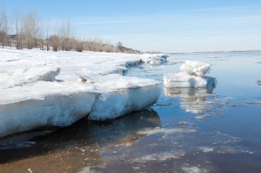 Bahar sel, buzlu su, erken Bahar Nehri üzerinde. Rusya Tataristan Kama Nehri erken Bahar