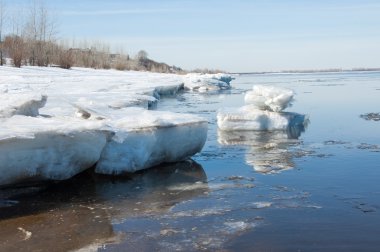 Bahar sel, buzlu su, erken Bahar Nehri üzerinde. Rusya Tataristan Kama Nehri erken Bahar