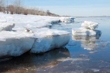 Bahar sel, buzlu su, erken Bahar Nehri üzerinde. Rusya Tataristan Kama Nehri erken Bahar