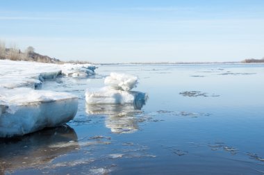 Bahar sel, buzlu su, erken Bahar Nehri üzerinde. Rusya Tataristan Kama Nehri erken Bahar