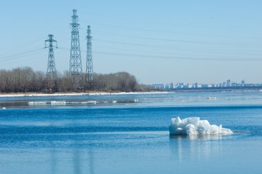 Bahar sel, buzlu su, erken Bahar Nehri üzerinde. Rusya Tataristan Kama Nehri erken Bahar