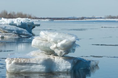 Bahar sel, buzlu su, erken Bahar Nehri üzerinde. Rusya Tataristan Kama Nehri erken Bahar