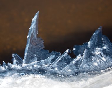 Nehrin üzerinde erken ilkbaharda buz