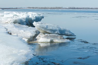 Bahar sel, buzlu su, erken Bahar Nehri üzerinde. Rusya Tataristan Kama Nehri erken Bahar