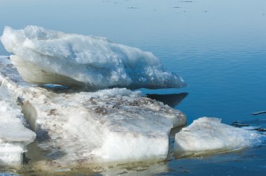 Bahar sel, buzlu su, erken Bahar Nehri üzerinde. Rusya Tataristan Kama Nehri erken Bahar