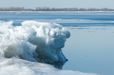 Bahar sel, buzlu su, erken Bahar Nehri üzerinde. Rusya Tataristan Kama Nehri erken Bahar