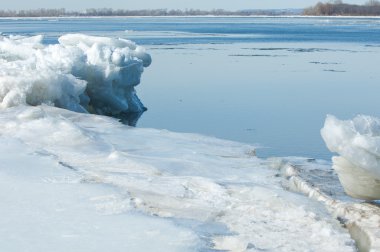 Bahar sel, buzlu su, erken Bahar Nehri üzerinde. Rusya Tataristan Kama Nehri erken Bahar