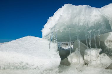 doku. buz. Donmuş buz Nehri üzerinde.