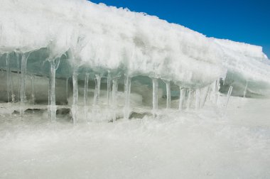 doku. buz. Donmuş buz Nehri üzerinde.