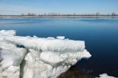 Bahar sel, buzlu su, erken Bahar Nehri üzerinde. Rusya Tataristan Kama Nehri erken Bahar
