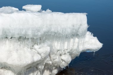 Bahar sel, buzlu su, erken Bahar Nehri üzerinde. Rusya Tataristan Kama Nehri erken Bahar