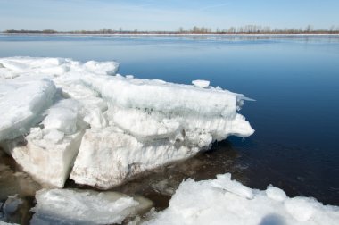 Bahar sel, buzlu su, erken Bahar Nehri üzerinde. Rusya Tataristan Kama Nehri erken Bahar