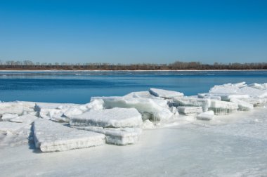 Bahar sel, buzlu su, erken Bahar Nehri üzerinde