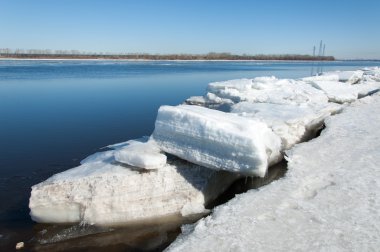 Bahar sel, buzlu su, erken Bahar Nehri üzerinde