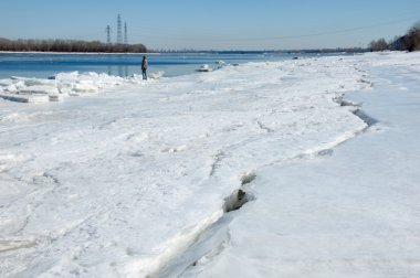 Bahar sel, buzlu su, erken Bahar Nehri üzerinde. Rusya Tataristan Kama Nehri erken Bahar
