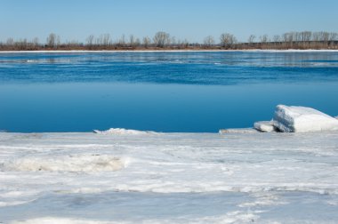 Bahar sel, buzlu su, erken Bahar Nehri üzerinde