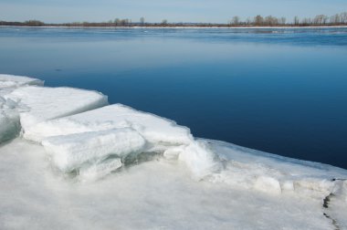 Bahar sel, buzlu su, erken Bahar Nehri üzerinde. Rusya Tataristan Kama Nehri erken Bahar