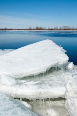 Bahar sel, buzlu su, erken Bahar Nehri üzerinde. Rusya Tataristan Kama Nehri erken Bahar