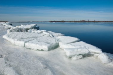 Bahar sel, buzlu su, erken Bahar Nehri üzerinde. Rusya Tataristan Kama Nehri erken Bahar