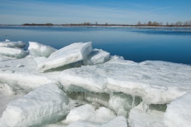 Bahar sel, buzlu su, erken Bahar Nehri üzerinde. Rusya Tataristan Kama Nehri erken Bahar