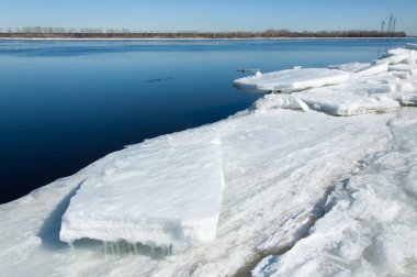 Bahar sel, buzlu su, erken Bahar Nehri üzerinde. Rusya Tataristan Kama Nehri erken Bahar