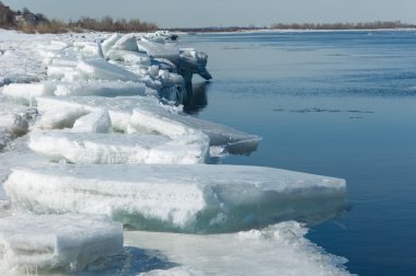Bahar sel, buzlu su, erken Bahar Nehri üzerinde. Rusya Tataristan Kama Nehri erken Bahar