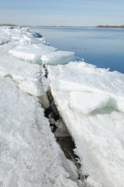Bahar sel, buzlu su, erken Bahar Nehri üzerinde. Rusya Tataristan Kama Nehri erken Bahar