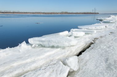 Bahar sel, buzlu su, erken Bahar Nehri üzerinde. Rusya Tataristan Kama Nehri erken Bahar