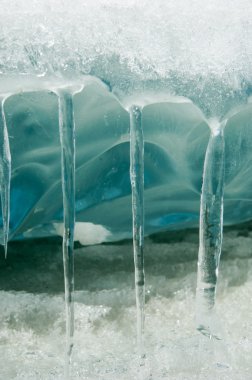 Nehrin üzerinde erken ilkbaharda buz